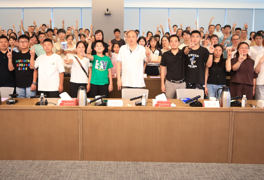 三亿体育家庭开放日 —— 一场充满欢笑与感动的“探秘”之旅！